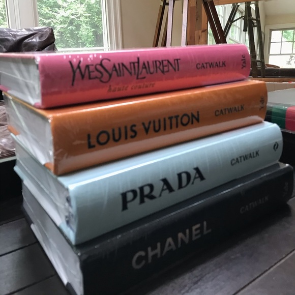 "CATWALK" Books: CHANEL*YSL*Louis Vuitton *DIOR~ - Picture 9 of 9